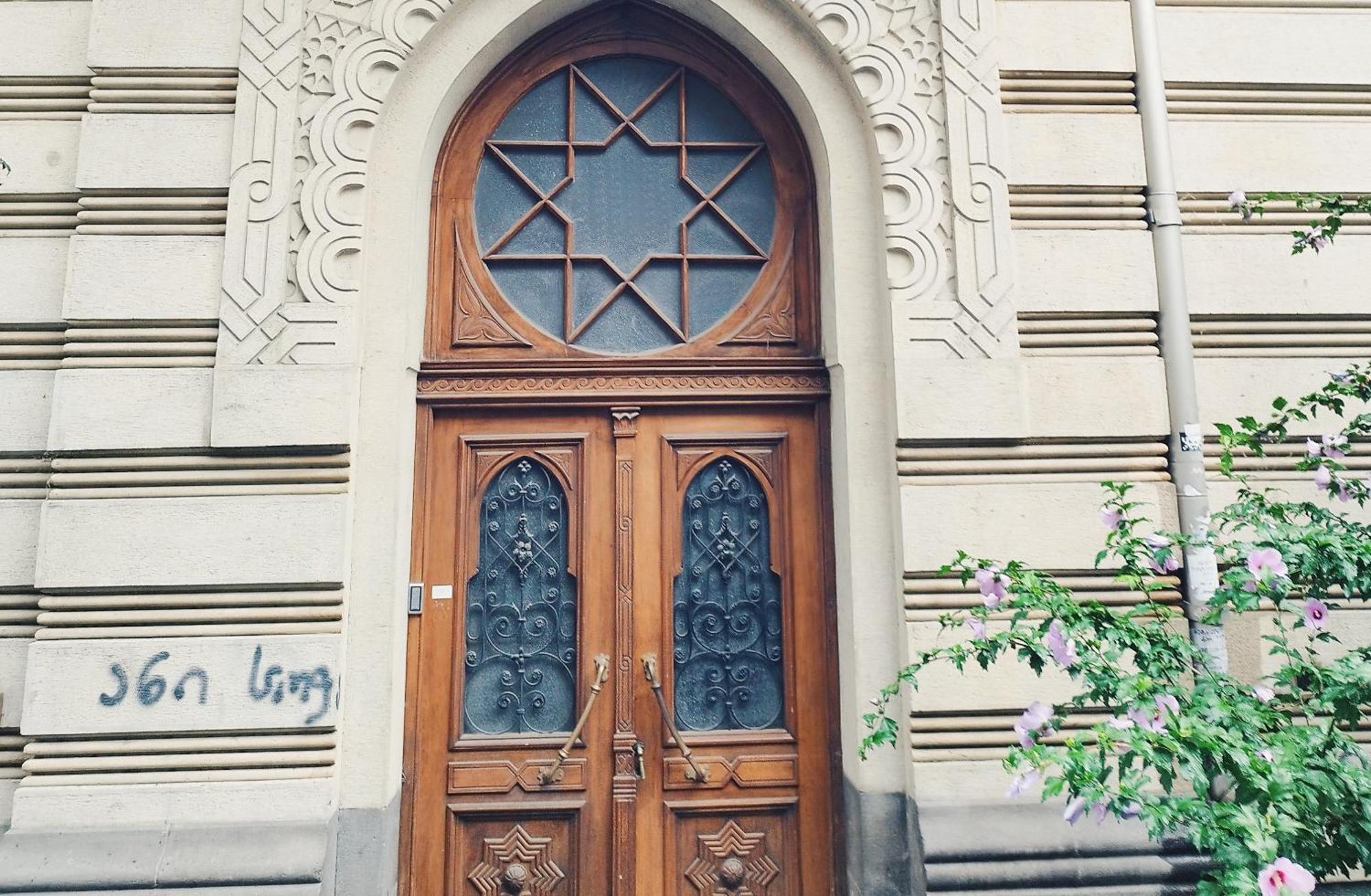 Sofiko Apartment In A Legendary Building Tbilisi Bagian luar foto